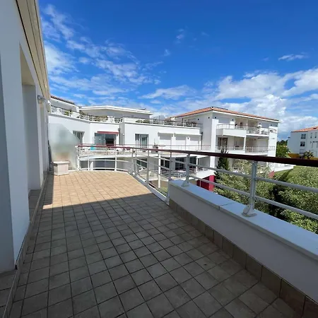 Lumineux Et Spacieux Avec Terrasses Et Ascenseur En Centre-ville De - Fr-1-494-182 Appartement Royan